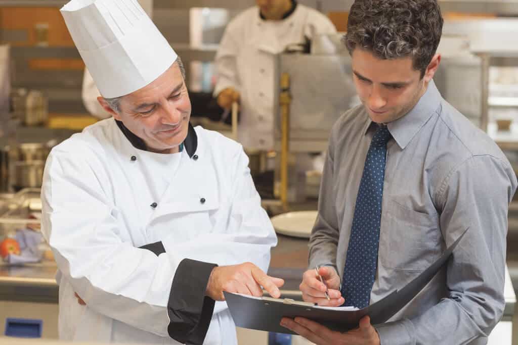 Soumission achat d’un réfrigérateur avec un conseiller Maison Rondeau et un chef cuisinier d’un restaurant