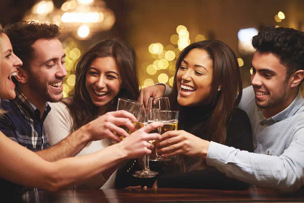 des amis qui trinquent dans un bar, Maison Rondeau 